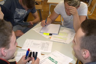 Vier Studenten lernen zusammen