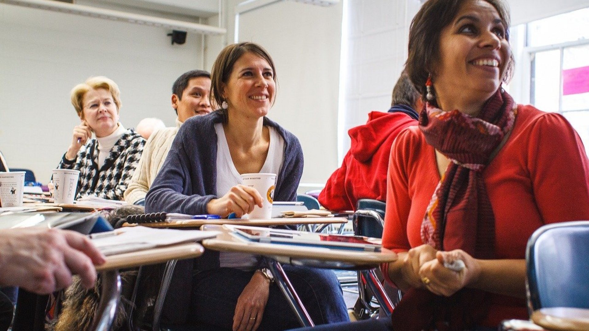 Lachende Frauen während eines Seminars