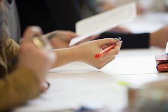 Viele Studenten sitzen zusammen in einem Seminar