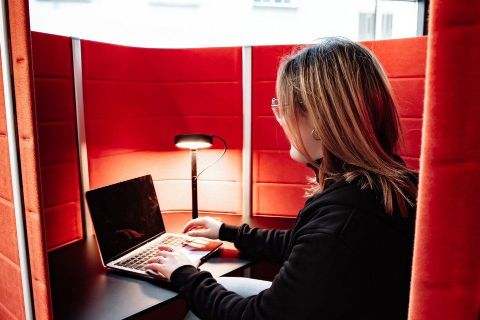 Studierende am Arbeitsplatz in der Bibliothek