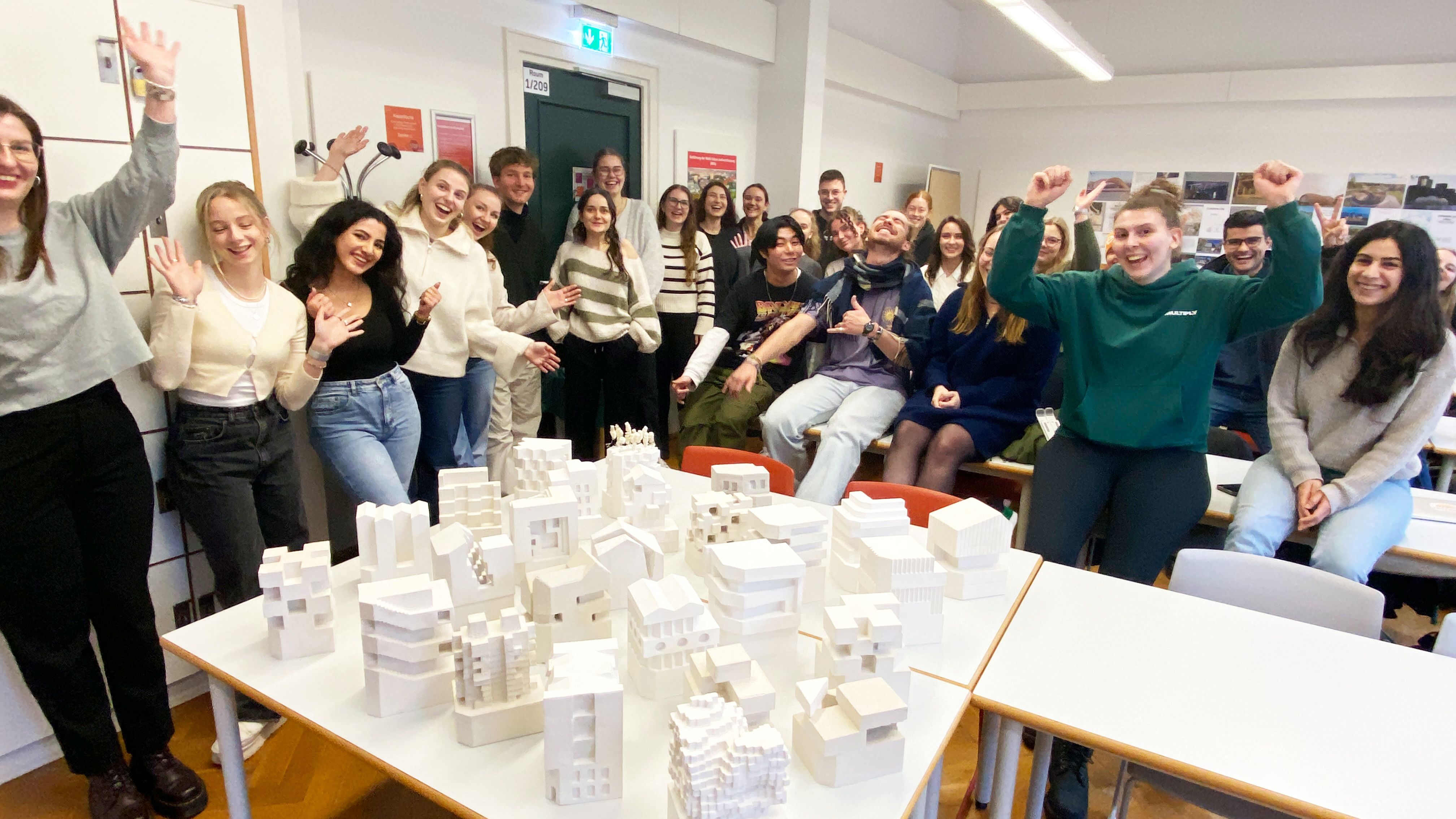 Gruppenbild mit Studierenden und deren Stadtbaumodelle