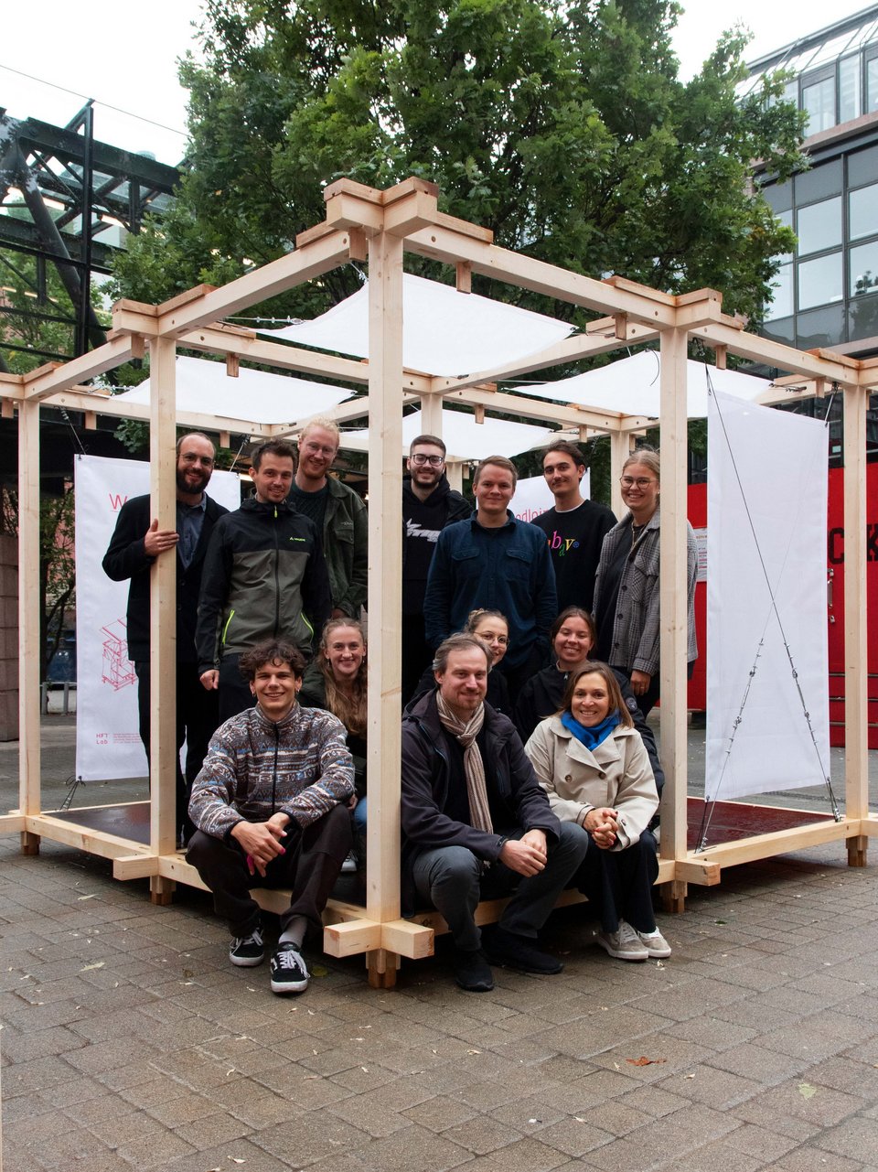 Gruppenportrait der Teilnehmenden am Wahlpflichtfach Wood Joints Reloaded