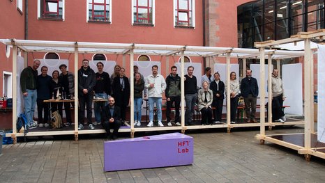 Gruppenportrait der Teilnehmenden am Wahlpflichtfach Wood Joints Reloaded