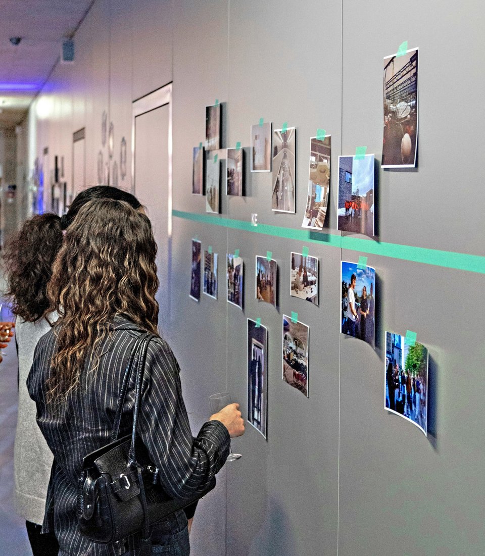 Besucherin betrachtet eine Bilderwand bei der Eröffnung der BEST OF 2024 Ausstellung 