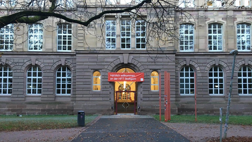 Einer der Eingänge der Hochschule für Technik Stuttgart