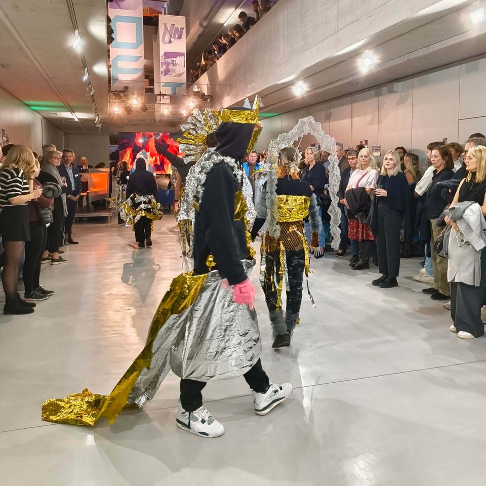 Studierende bei einer Performance bei der Eröffnung der BEST OF 2024 Ausstellung