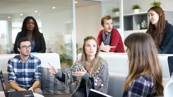 Eine Gruppe von Studierenden diskutiert