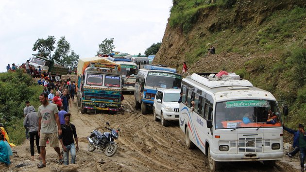 Eine schlammige Strasse in Nepal