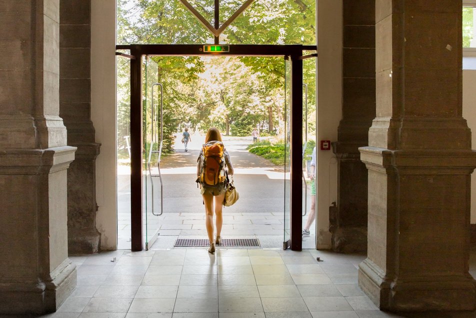 Studentin verlässt die HFT