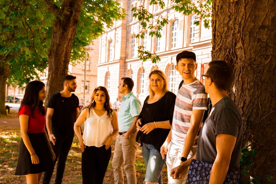 Studierende im Park vor Bau 1