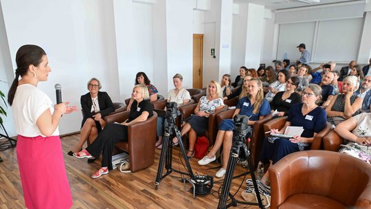 Dr. Cristina Dragomir - außerordentliche Professorin an der Universitatea Maritima Constanta - begrüßt die Konferenzteilnehmenden; Quelle: Octavian Serbanescu