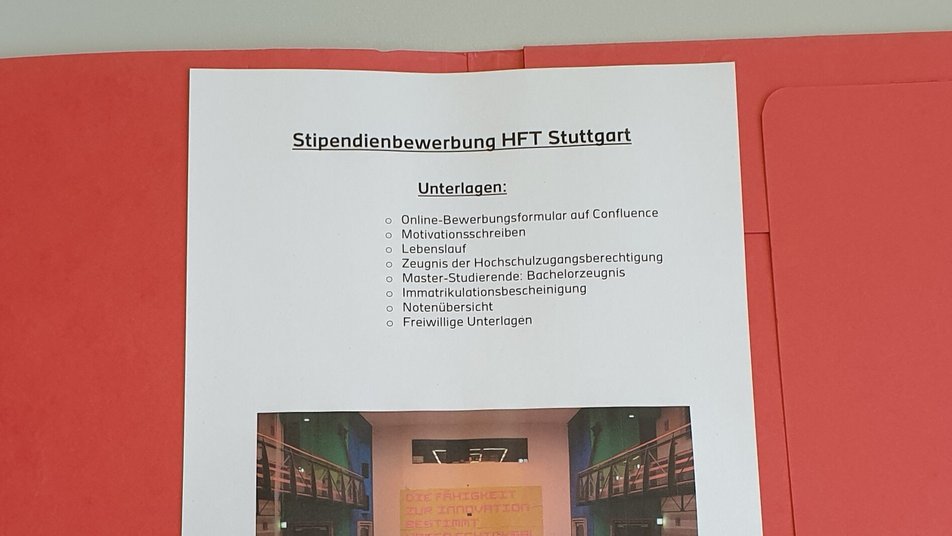 Liste Bewerbungsunterlagen in einem roten Ordner