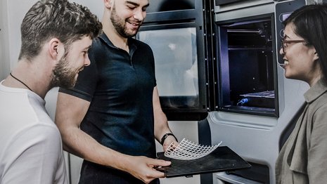 Studenten der Informationslogistik am 3D-Drucker