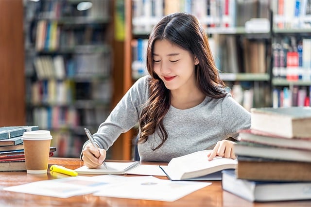 Studentin in der Bibliothek