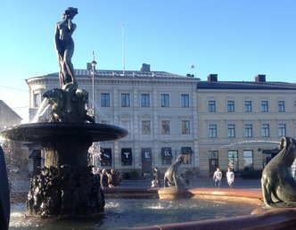 Stadtansicht-mit-Brunnen-Helsinki.jpg