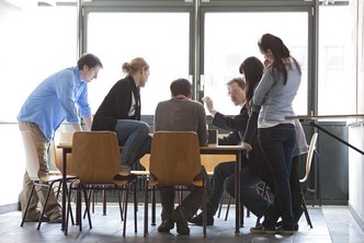 Studierende im Gruppengespäch am Tisch